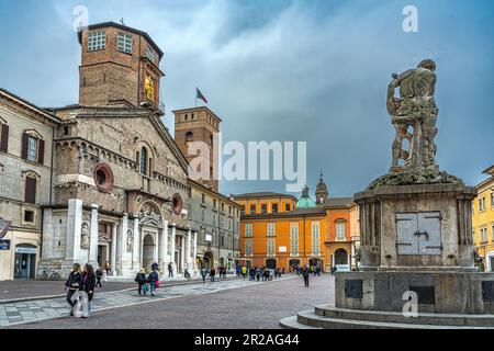 Platz Camillo Prampolini, die Kathedrale Santa Maria Assunta und der Torre del Bordello sowie die Statue von Crostolo in Reggio Emilia. Stockfoto