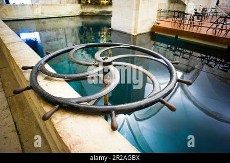 Māe d'Agua Reservoir in Amoreiras mit großem Metallrad Stockfoto