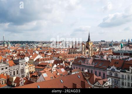 Panoramablick über Prag vor einem wolkigen Himmel. Stockfoto