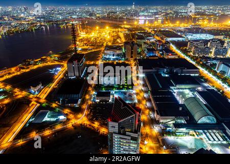 Kobe, Japan - 27. November 2018: Luftaufnahme der Stadt Kobe mit hellem Licht auf Straßen und Gebäuden in der Nähe des Flusses bei Nacht. Stockfoto