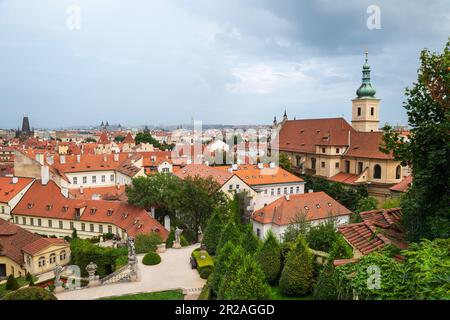 Panoramablick über Prag vor einem wolkigen Himmel. Stockfoto