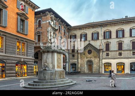 Die Statue von Crostolo, die sich auf einer Seite der Piazza Prampolini befindet, stammt aus der Villa Ducale in Rivalta. Reggio Emilia, Emilia Romagna, Italien, Stockfoto