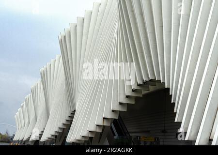 Details der wellenförmigen Architektur des Bahnhofs Mediopadana von Reggio Emilia. Reggio Emilia, Provinz Reggio Emilia, Emilia Romagna, Italien, Europa Stockfoto