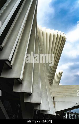 Details der wellenförmigen Architektur des Bahnhofs Mediopadana von Reggio Emilia. Reggio Emilia, Provinz Reggio Emilia, Emilia Romagna, Italien, Europa Stockfoto