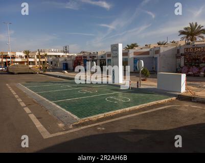 Ladestationen für Elektrofahrzeuge auf einem Parkplatz in Naama Bay, Sharm el Sheikh, Ägypten Stockfoto