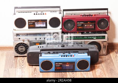 Moskau, Russland, 18. Mai 2023: Sammlung tragbarer Stereo-Kassettenrekorder im Retro-Look. Stockfoto