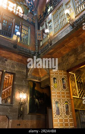 Private Kapelle mit Orgel im 2. Stock, entworfen von Gaudi, im Palast Güell. Das Gotische Viertel, Barcelona, Spanien. Stockfoto