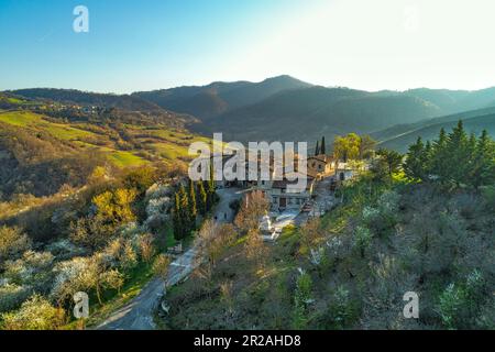 Der Votigno di Canossa aus der Vogelperspektive ist ein mittelalterliches Dorf mit der Casa del Tibet im Inneren, einem buddhistischen Tempel, der vom Dalai Lama eingeweiht wurde. Emilia Romagna Stockfoto