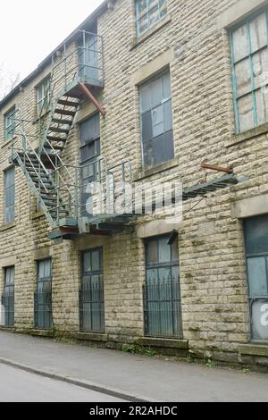 Eine Feuertreppe auf einem Gebäude an der Watford Bridge Road, New Mills, Derbyshire Stockfoto