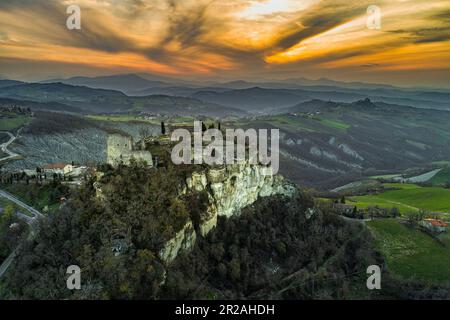 Aus der Vogelperspektive sehen Sie die Ruinen der Burg Matilde di Canossa mit den Schluchten und Hügeln der Emilianischen Apenninen im Hintergrund. Emilia Romagna, es Stockfoto
