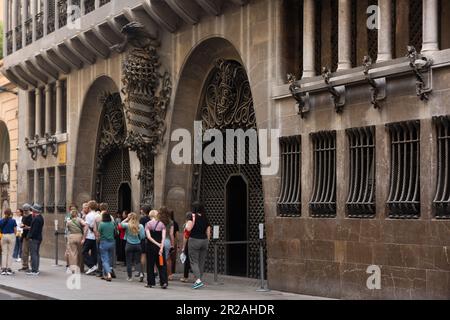 Außenansicht des Palastes Güell, entworfen von Gaudi (1886-1890). Gaudis erstes Casa, in dem er Elemente einführte, die die Grundlage seines Stils bildeten. Stockfoto