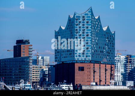 Hamburg, Deutschland - 04 17 2023: Blick auf die elbphilharmonie und die Hamburger HafenCity vom Wasser aus Stockfoto