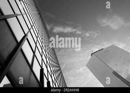 Schwarzweißfotografie von Wolkenkratzern in Neapel, Italien Stockfoto