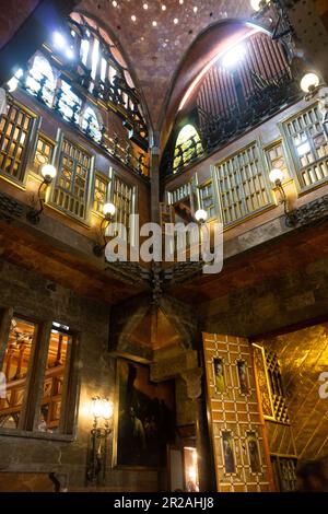 Private Kapelle mit Orgel im 2. Stock, entworfen von Gaudi, im Palast Güell. Das Gotische Viertel, Barcelona, Spanien. Stockfoto