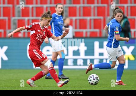 Lüttich, Belgien. 18. Mai 2023. Standard Femina's Justine Blave und Genk Ladies' Sien Vandersanden in Aktion während des Spiels zwischen Standard Femina de Liege und KRC Genk Ladies, dem Finale des belgischen Pokals, am Donnerstag, den 18. Mai 2023 in Lüttich. BELGA FOTO DAVID CATRY Kredit: Belga News Agency/Alamy Live News Stockfoto