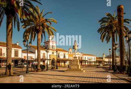 Blick auf die typische Architektur und die sandigen Straßen in der Stadt El Rocio Stockfoto
