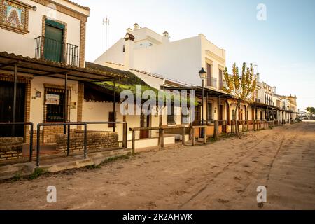 Blick auf die typische Architektur und die sandigen Straßen in der Stadt El Rocio Stockfoto