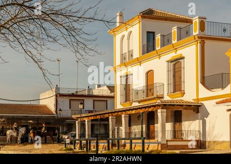 Blick auf die typische Architektur und die sandigen Straßen in der Stadt El Rocio Stockfoto