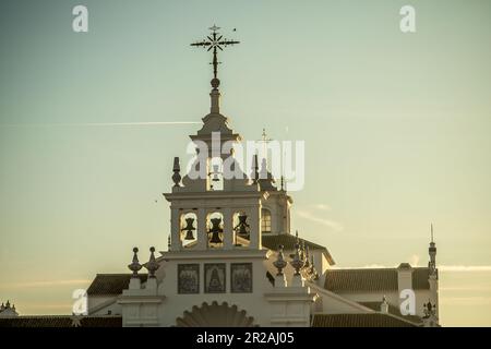 Detailansicht des Heiligtums unserer Lieben Frau von Rocio in El Rocio, einer der wichtigsten religiösen Wallfahrtsorte in Spanien Stockfoto