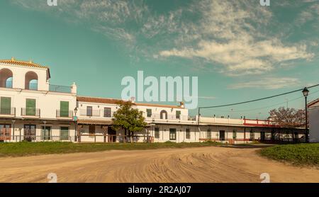 Blick auf die typische Architektur und die sandigen Straßen in der Stadt El Rocio Stockfoto