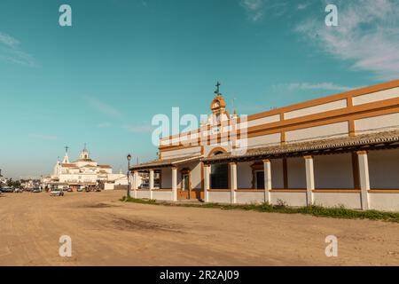 Blick auf die typische Architektur und die sandigen Straßen in der Stadt El Rocio Stockfoto