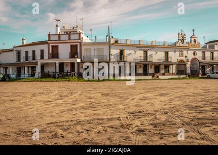 Blick auf die typische Architektur und die sandigen Straßen in der Stadt El Rocio Stockfoto