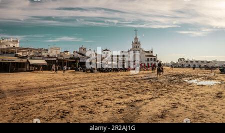 Blick auf die typische Architektur und die sandigen Straßen in der Stadt El Rocio Stockfoto