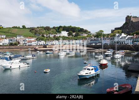 Mont Orgueil (Französisch für „Mount Pride“) ist ein Schloss in Jersey mit Blick auf den Hafen von Gorey; ein Hafen an der Ostküste der Insel. Stockfoto