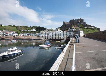 Mont Orgueil (Französisch für „Mount Pride“) ist ein Schloss in Jersey mit Blick auf den Hafen von Gorey; ein Hafen an der Ostküste der Insel. Stockfoto