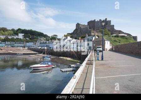 Mont Orgueil (Französisch für „Mount Pride“) ist ein Schloss in Jersey mit Blick auf den Hafen von Gorey; ein Hafen an der Ostküste der Insel. Stockfoto