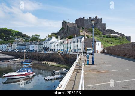 Mont Orgueil (Französisch für „Mount Pride“) ist ein Schloss in Jersey mit Blick auf den Hafen von Gorey; ein Hafen an der Ostküste der Insel. Stockfoto