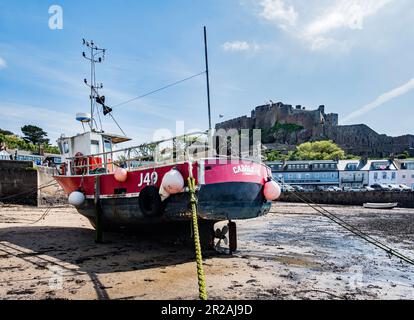 Mont Orgueil (Französisch für „Mount Pride“) ist ein Schloss in Jersey mit Blick auf den Hafen von Gorey; ein Hafen an der Ostküste der Insel. Stockfoto