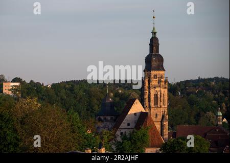 Coburg, Deutschland. 18. Mai 2023. Blick auf St. Evangelische Lutherische Kirche Moriz im Morgenlicht. Der Himmelfahrt- oder Vatertag geht zurück zu den Akten von Luke. Außerhalb der Kirchen wird der Tag des Aufstiegs als „Vatertag“ bezeichnet. Es wird mit Gentlemen's Partys und Trinken Partys gefeiert. Kredit: Daniel Vogl/dpa/Alamy Live News Stockfoto