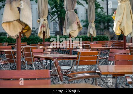 Coburg, Deutschland. 18. Mai 2023. Der Prinzengarten Biergarten ist in den frühen Morgenstunden noch leer. Der Himmelfahrt- oder Vatertag geht zurück zu den Akten von Luke. Außerhalb der Kirchen wird der Tag des Aufstiegs als „Vatertag“ bezeichnet. Es wird mit Gentlemen's Partys und Trinken Partys gefeiert. Kredit: Daniel Vogl/dpa/Alamy Live News Stockfoto