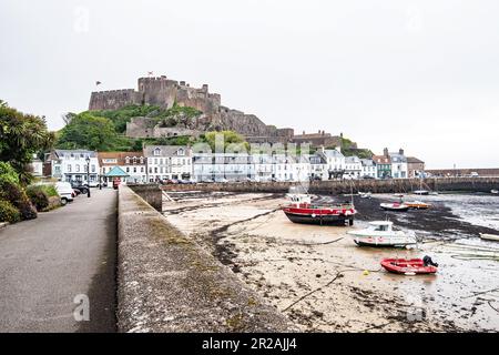 Mont Orgueil (Französisch für „Mount Pride“) ist ein Schloss in Jersey mit Blick auf den Hafen von Gorey; ein Hafen an der Ostküste der Insel. Stockfoto