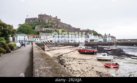 Mont Orgueil (Französisch für „Mount Pride“) ist ein Schloss in Jersey mit Blick auf den Hafen von Gorey; ein Hafen an der Ostküste der Insel. Stockfoto