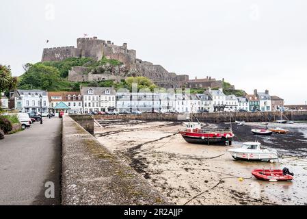 Mont Orgueil (Französisch für „Mount Pride“) ist ein Schloss in Jersey mit Blick auf den Hafen von Gorey; ein Hafen an der Ostküste der Insel. Stockfoto