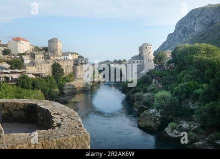 Blick auf die historische Old Bridge bei Sonnenuntergang in Mostar. Bosnien und Herzegowina Stockfoto