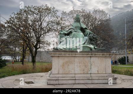 Budapest, Ungarn - 26. November 2022: Bronzestatuen der ungarischen Königin Elisabeth oder Sisi in einem Budapester Park an einem verschwommenen Tag. Stockfoto