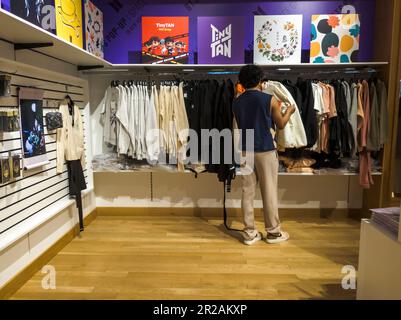 Fans der koreanischen K-Pop-Band BTS Browse Band „Merch“ im BTS Pop-up: Space of BTS Store in Hudson Yards in New York am Montag, den 1. Mai 2023. Der Laden verkauft exklusive Waren der K-Pop Band. (© Richard B. Levine) Stockfoto