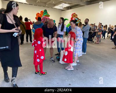 Hunderte von Kunstliebhabern strömen zur Eröffnung von Yayoi Kusamas „I Spend Every Day embracing Flowers“ in der David Zwirner Gallery in Chelsea in New York am Donnerstag, den 11. März 2023. Die Show zeigt neue Gemälde, neue Skulpturen und einen neuen „Infinity Mirror Room“ in einer ihrer größten Galerien. (© Frances M. Roberts) Stockfoto