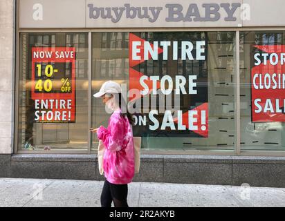 der buybuy Baby Store in Chelsea New York gibt seine Schlussverkäufe am Dienstag, den 9. Mai 2023 bekannt. Bed Bath & Beyond, Eigentümer von Buybuy Baby, hat einen Antrag auf Konkursschutz nach Kapitel 11 gestellt und angekündigt, dass es seine Geschäfte, 360 BB&B-Geschäfte und 12 Babyläden abwickeln will. (© Frances M. Roberts) Stockfoto