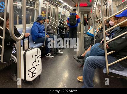 Wochenendfahrer in der New York U-Bahn am Sonntag, den 30. April 2023. (© Frances M. Roberts) Stockfoto