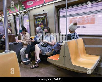 Wochenendreiter in der New York U-Bahn am Sonntag, 7. Mai 2023. (© Frances M. Roberts) Stockfoto