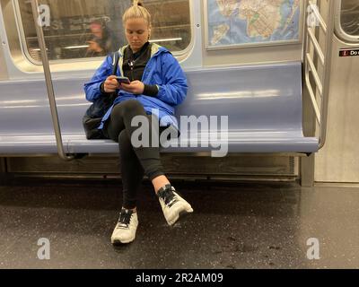 Wochenendfahrer in der New York U-Bahn am Sonntag, den 30. April 2023. (© Frances M. Roberts) Stockfoto