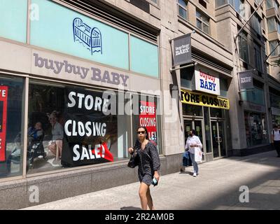 der buybuy Baby Store in Chelsea New York gibt seine Schlussverkäufe am Dienstag, den 9. Mai 2023 bekannt. Bed Bath & Beyond, Eigentümer von Buybuy Baby, hat einen Antrag auf Konkursschutz nach Kapitel 11 gestellt und angekündigt, dass es seine Geschäfte, 360 BB&B-Geschäfte und 12 Babyläden abwickeln will. (© Frances M. Roberts) Stockfoto