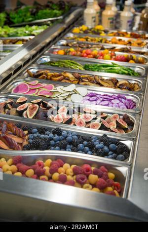 Auswahl an farbenfrohem Obst und Gemüse an einer Salatbar Stockfoto