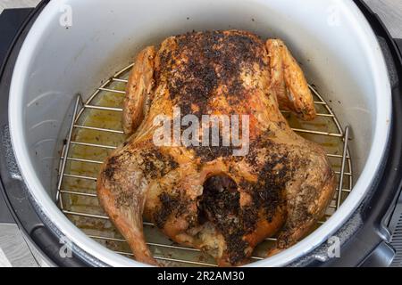 Hähnchen mit Kräutermischungen, in einer Airfryer gekocht. Gesundes, kostengünstiges Kochkonzept Stockfoto