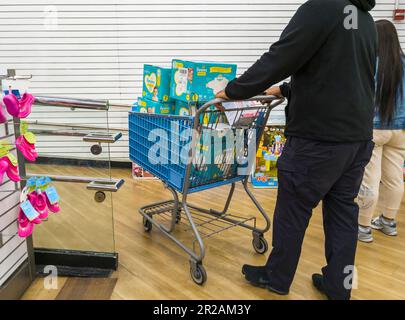 der buybuy Baby Store in Chelsea New York gibt seine Schlussverkäufe am Donnerstag, den 4. Mai 2023 bekannt. Bed Bath & Beyond, Eigentümer von Buybuy Baby, hat einen Antrag auf Konkursschutz nach Kapitel 11 gestellt und angekündigt, dass es seine Geschäfte, 360 BB&B-Geschäfte und 12 Babyläden abwickeln will. (© Richard B. Levine) Stockfoto