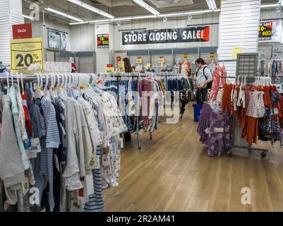 der buybuy Baby Store in Chelsea New York gibt seine Schlussverkäufe am Donnerstag, den 4. Mai 2023 bekannt. Bed Bath & Beyond, Eigentümer von Buybuy Baby, hat einen Antrag auf Konkursschutz nach Kapitel 11 gestellt und angekündigt, dass es seine Geschäfte, 360 BB&B-Geschäfte und 12 Babyläden abwickeln will. (© Richard B. Levine) Stockfoto